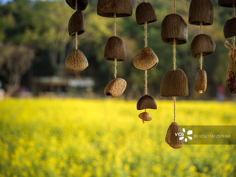 福建厦门海沧区天竺山田野旁的木质风铃图片素材