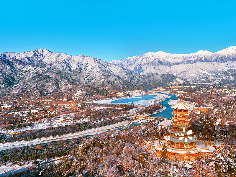 中国四川成都都江堰水利工程冬季雪景航拍图图片素材