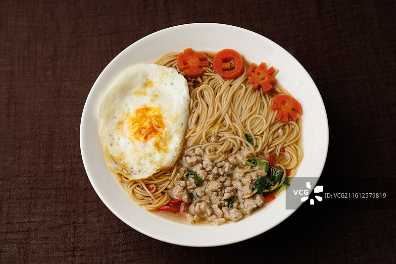 一碗生日长寿面特写图片素材