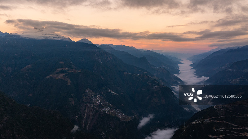 云南福贡县老姆登景区段怒江大峡谷风光图片素材