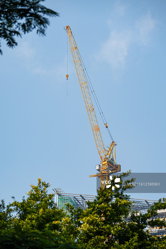 蓝天背景的起重机图片素材