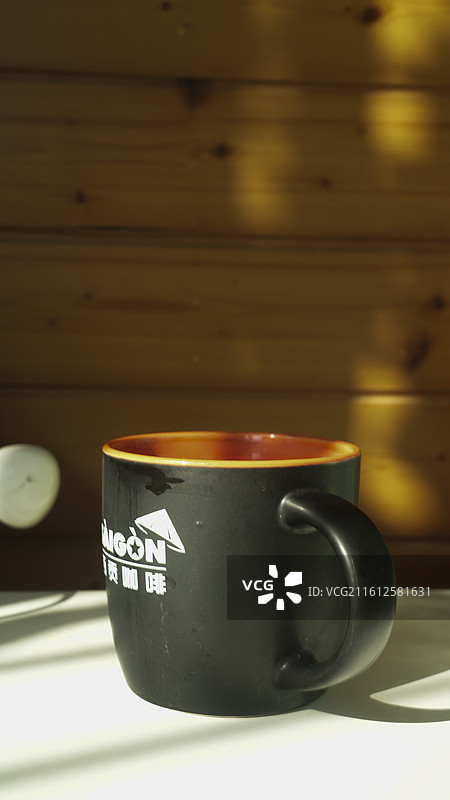 冬日暖阳下的一杯热咖啡特写图片素材