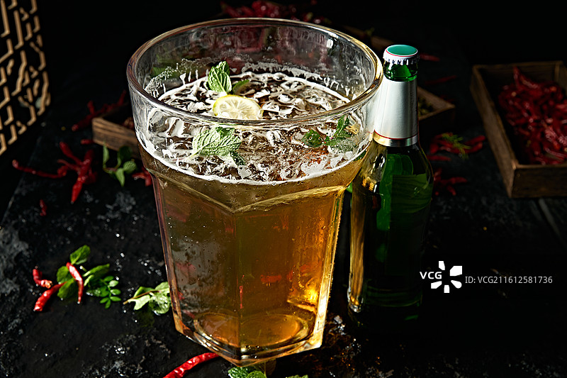 挑战超大杯鲜啤酒图片素材