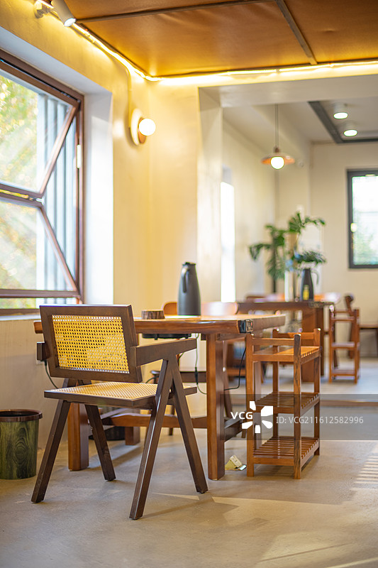 中国饮食产业拍摄主题，住宅内部环境，餐厅餐馆火锅店地锅店餐桌上的电磁炉设备用品，室内无人图像摄影图片素材