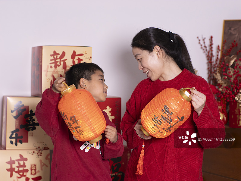 春节母子拜年图片素材