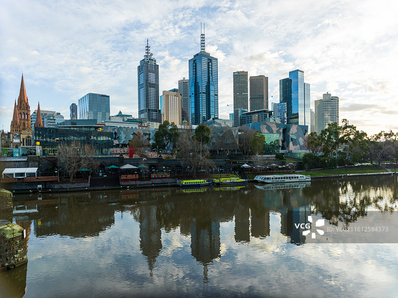 这张照片捕捉了澳大利亚墨尔本清晨的绝美瞬间。画面中，现代化的高楼大厦在晨光的映照下闪耀着独特的光泽。图片素材
