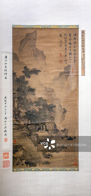 南京博物院藏 明代 唐寅 看泉听风图 轴 绢本 设色图片素材