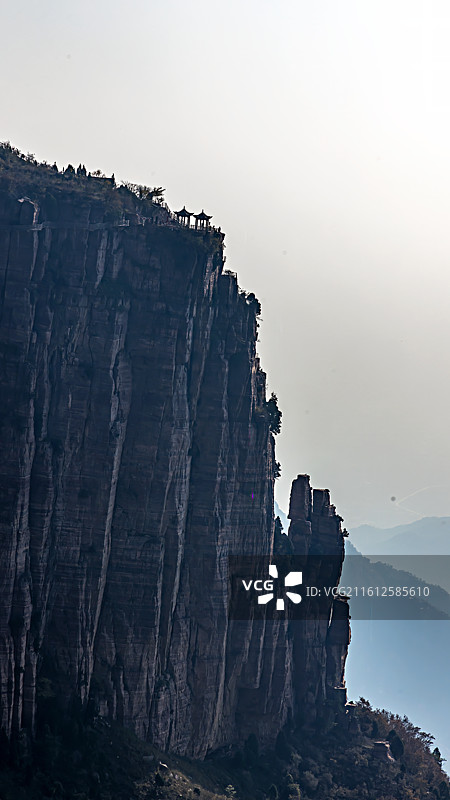 天界山景区集奇、雄、绝、特、怪于一体，拥有‌老爷顶（铁顶）‌、‌云峰画廊‌、‌龙吟峡‌、‌十字岭‌等图片素材
