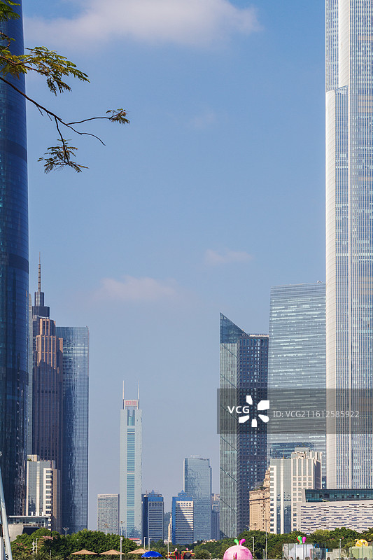 秋天蓝天白云下的广州城市天际线风光图片素材