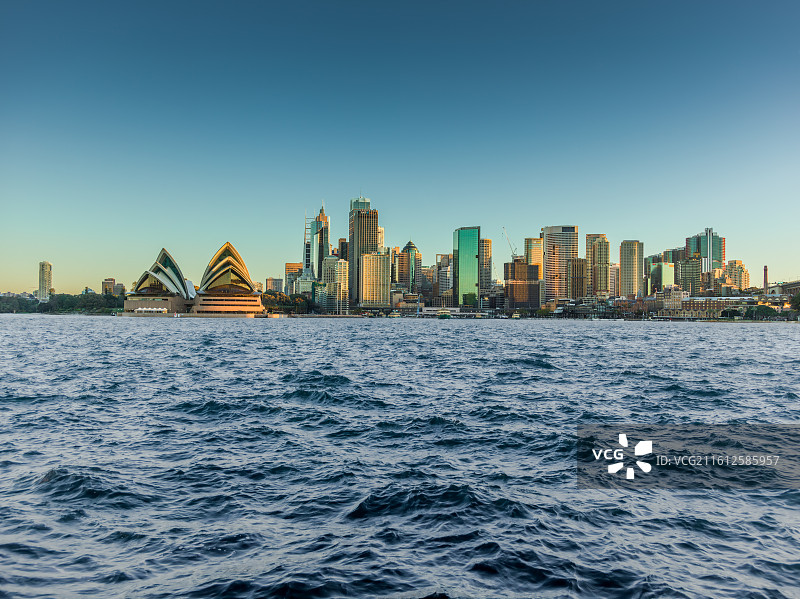 这张照片聚焦于澳大利亚悉尼标志性的悉尼歌剧院，它宛如一组巨大的贝壳静卧在悉尼港的贝尼朗岬角。图片素材