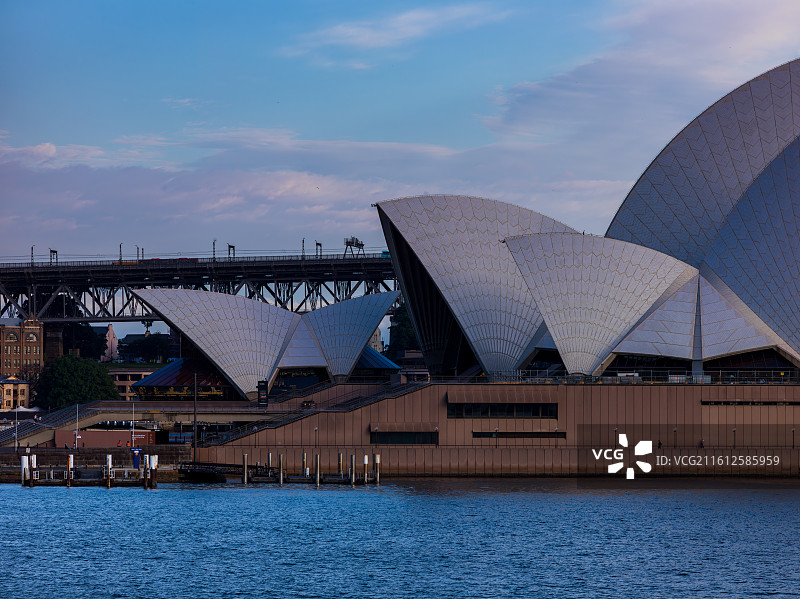 这张照片聚焦于澳大利亚悉尼标志性的悉尼歌剧院，它宛如一组巨大的贝壳静卧在悉尼港的贝尼朗岬角。图片素材