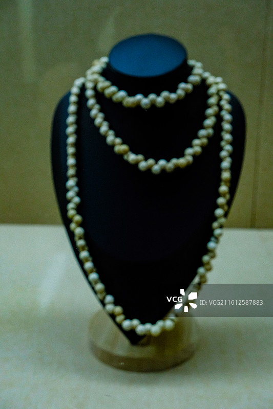 中国海南省三亚市三亚山海贝文化博物馆藏品 ，砗磲饰品，珍珠贝饰品，螺钿饰品，砗磲制品图片素材