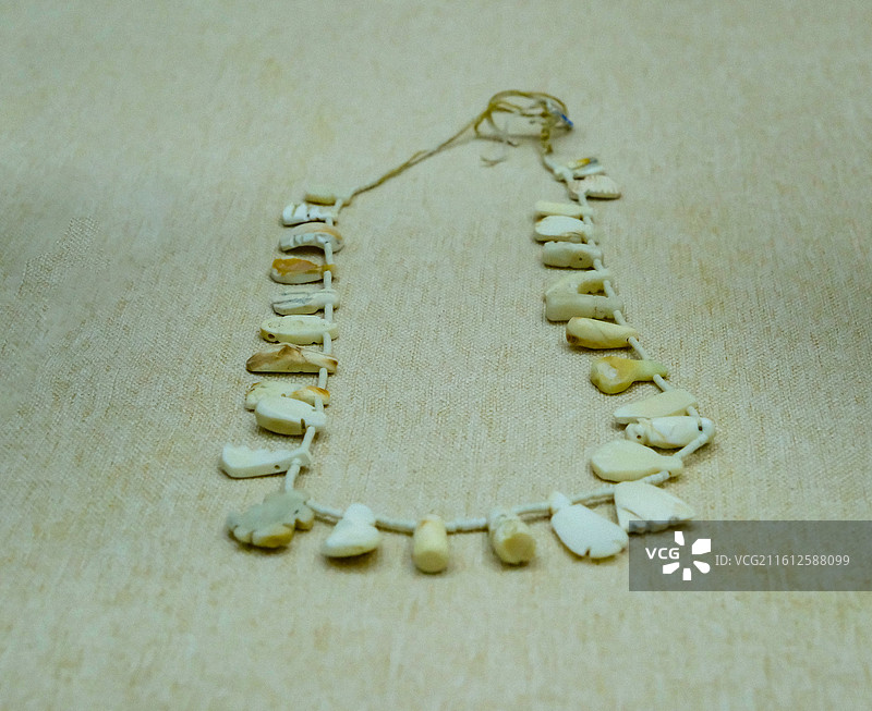 中国海南省三亚市三亚山海贝文化博物馆藏品 ，砗磲饰品，珍珠贝饰品，螺钿饰品，砗磲制品图片素材