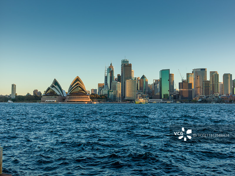 这张照片聚焦于澳大利亚悉尼标志性的悉尼歌剧院，它宛如一组巨大的贝壳静卧在悉尼港的贝尼朗岬角。图片素材