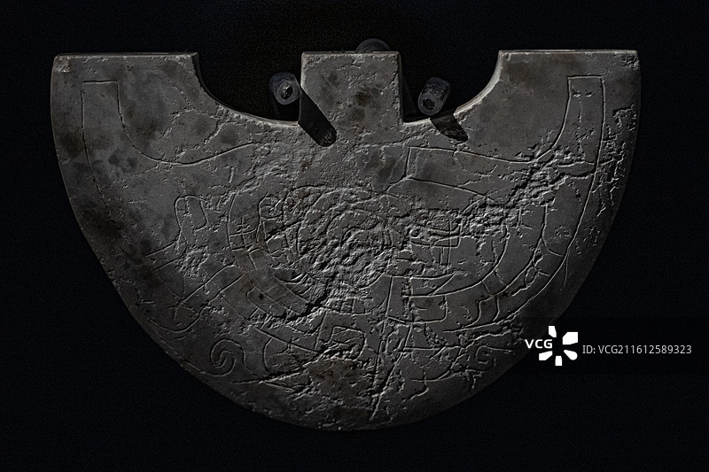 良渚文化 兽面纹玉三叉形器 万陈村遗址M28出土 玉架山考古博物馆图片素材