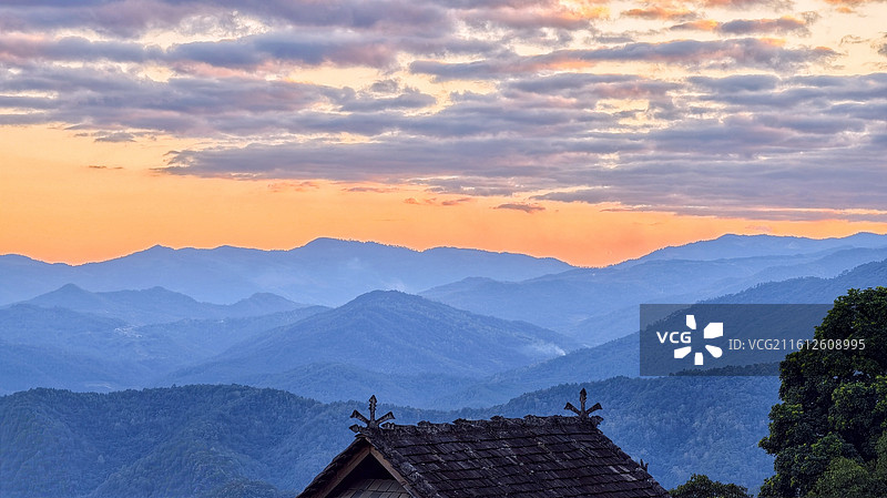 晚霞映翁基  古寨山水秀：晚霞映衬下的云南省普洱市澜沧拉祜族自治县翁基古寨。图片素材