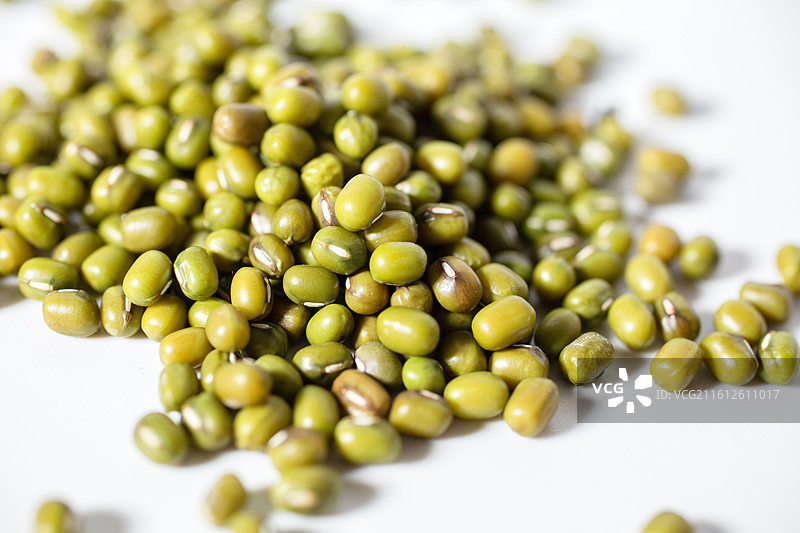 白色背景下的绿豆特写镜头图片素材