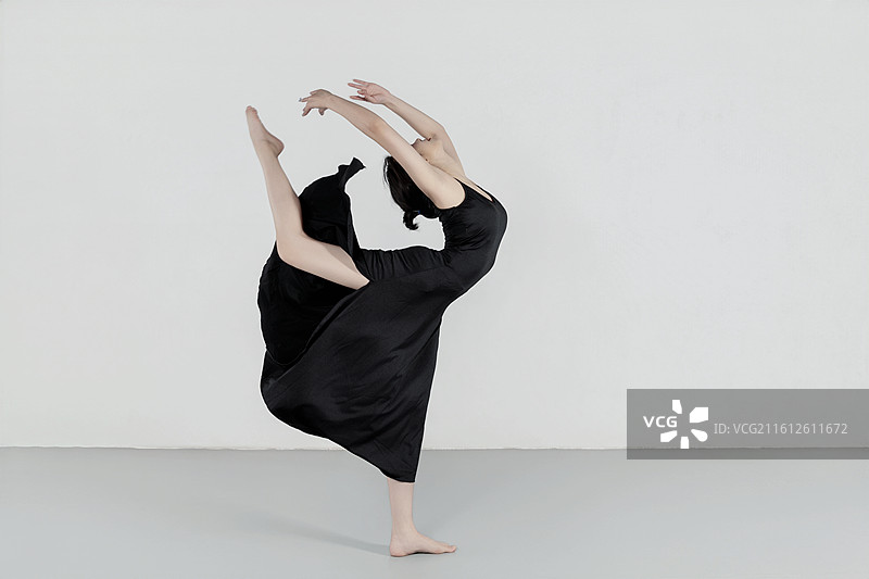 穿黑色长裙的漂亮女生在舞蹈室练习舞蹈图片素材