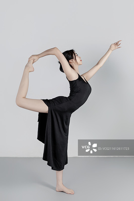 穿黑色长裙的漂亮女生在舞蹈室练习舞蹈图片素材