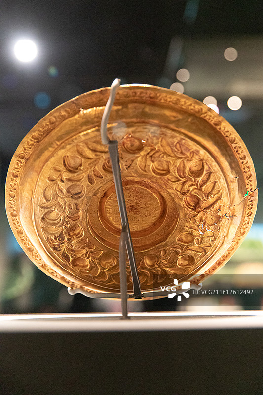 錾花金托盘图片素材