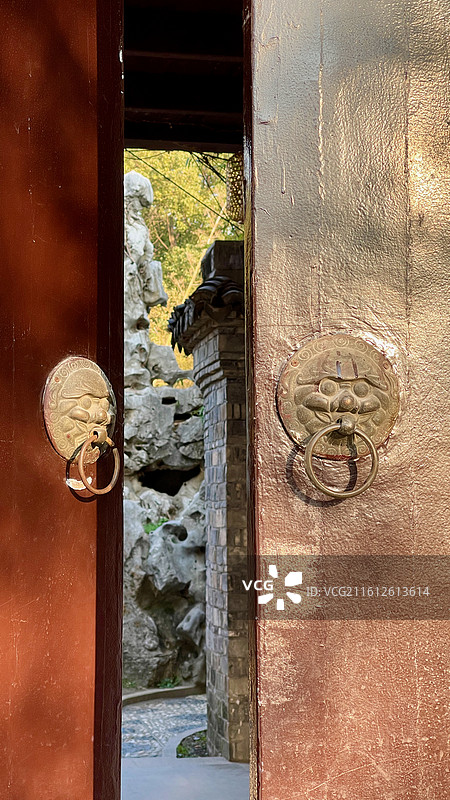 传统中式大门与门后的假山石图片素材