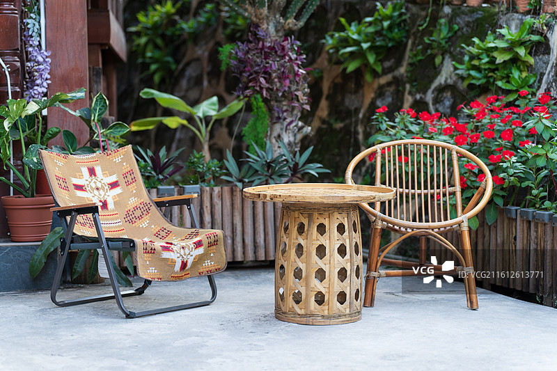 户外休闲角落的惬意桌椅图片素材