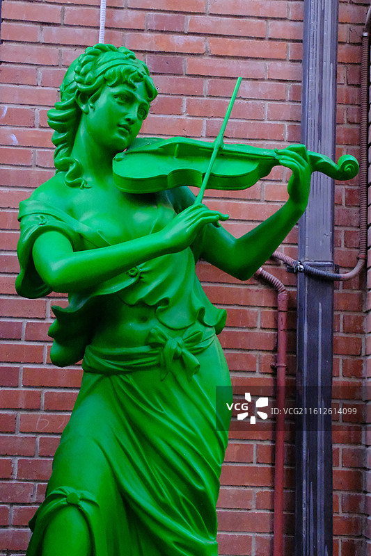 景区拉小提琴的欧洲西方女性雕塑。网红打卡地图片素材