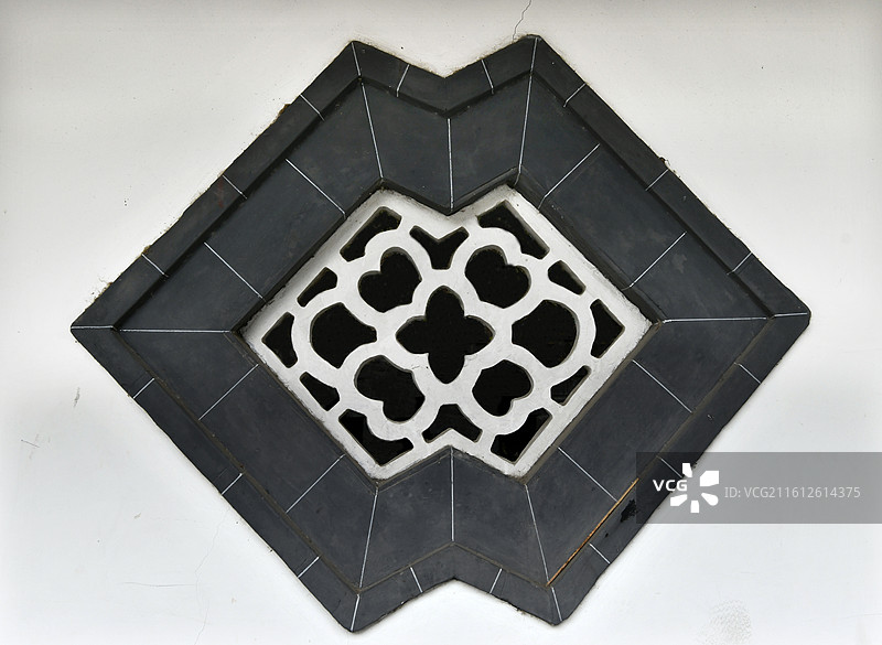 山东济南大明湖公园中式传统镂空窗饰图片素材