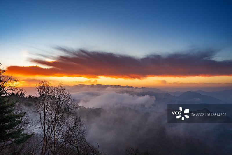 航拍秦岭黄柏塬大岭云海日出风光图片素材