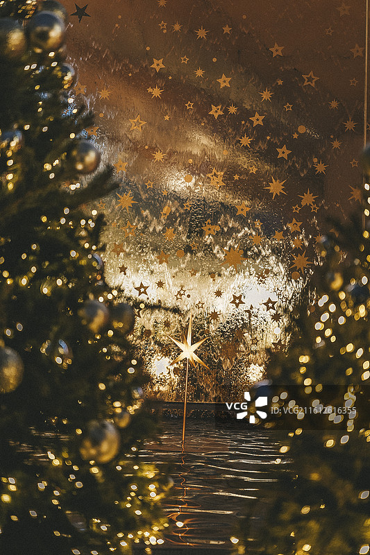 成都skp圣诞布置，skp商场，圣诞节，圣诞，2025年圣诞，圣诞主题，圣诞树，圣诞小熊，夜景，晚上图片素材