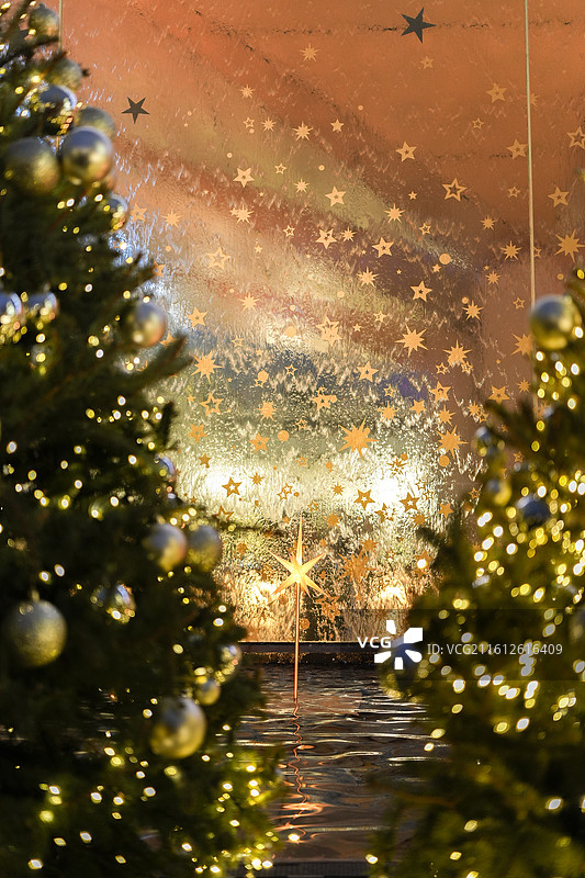 成都skp圣诞布置，skp商场，圣诞节，圣诞，2025年圣诞，圣诞主题，圣诞树，圣诞小熊，夜景，晚上图片素材