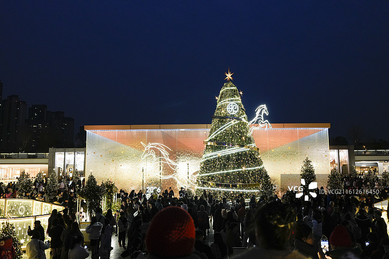 成都skp圣诞布置，skp商场，圣诞节，圣诞，2025年圣诞，圣诞主题，圣诞树，圣诞小熊，夜景，晚上图片素材