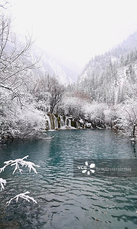 九寨沟冬日瀑布与翠绿湖水的动态静谧结图片素材