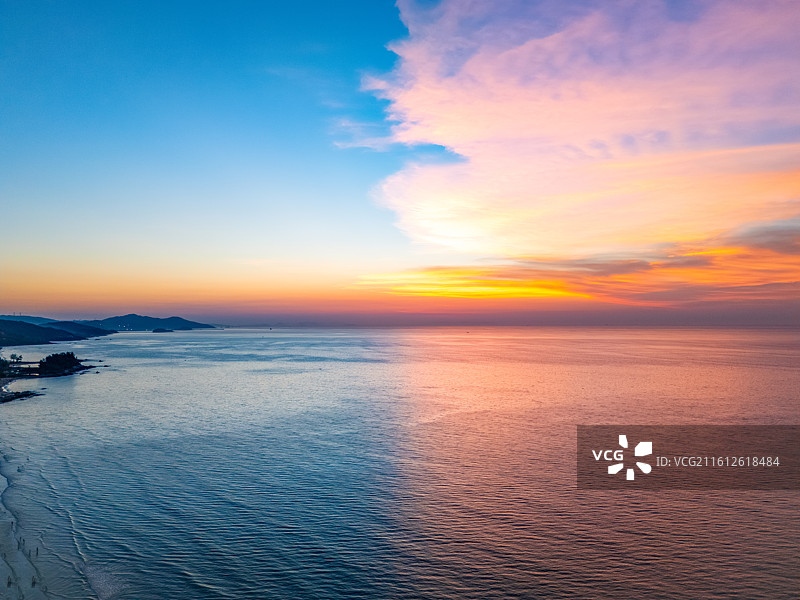 广东惠州惠东县情人堤驿站海岸线日出时刻海天一线分隔图片素材