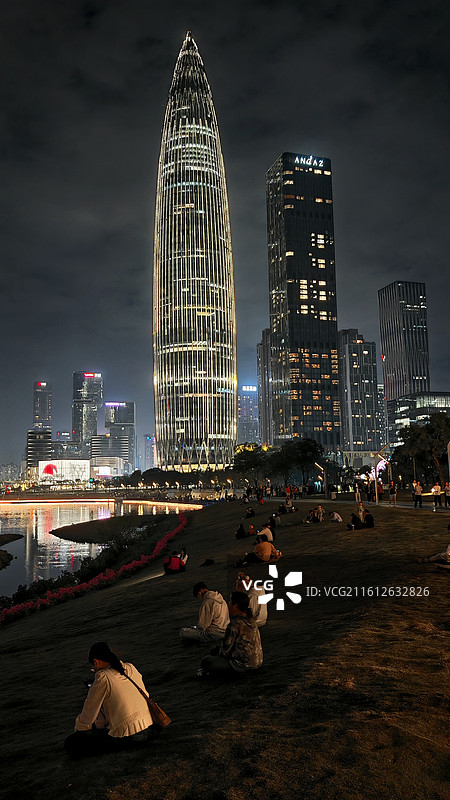 深圳湾之夜：春笋下的都市谧境图片素材