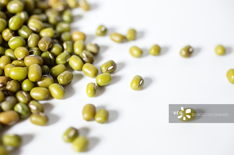 白色背景下的绿豆特写镜头图片素材