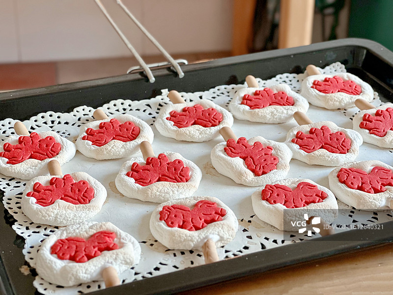 自制2026新年小马形状棉花糖饼干图片素材