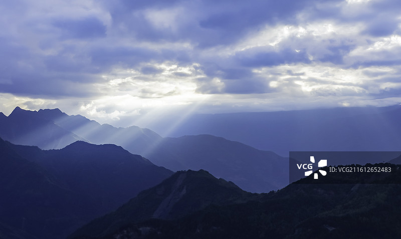 四川雅安牛背山：阳光照射群山，丁达尔光，耶稣光，光芒万丈图片素材