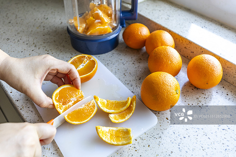 正在切橙子的一双手图片素材