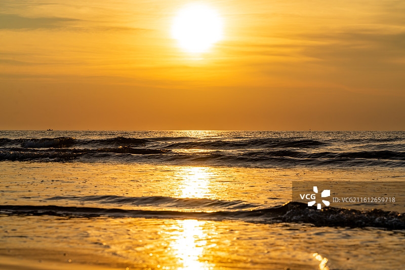 广东惠州惠东县情人堤驿站海岸线日出时刻金色海浪图片素材