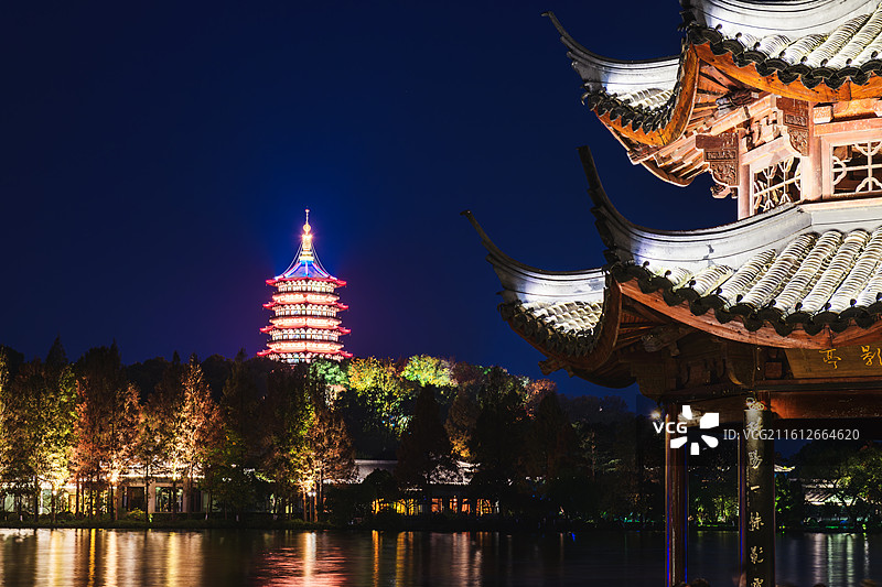 杭州西湖长桥公园和雷峰塔风光全景图片素材