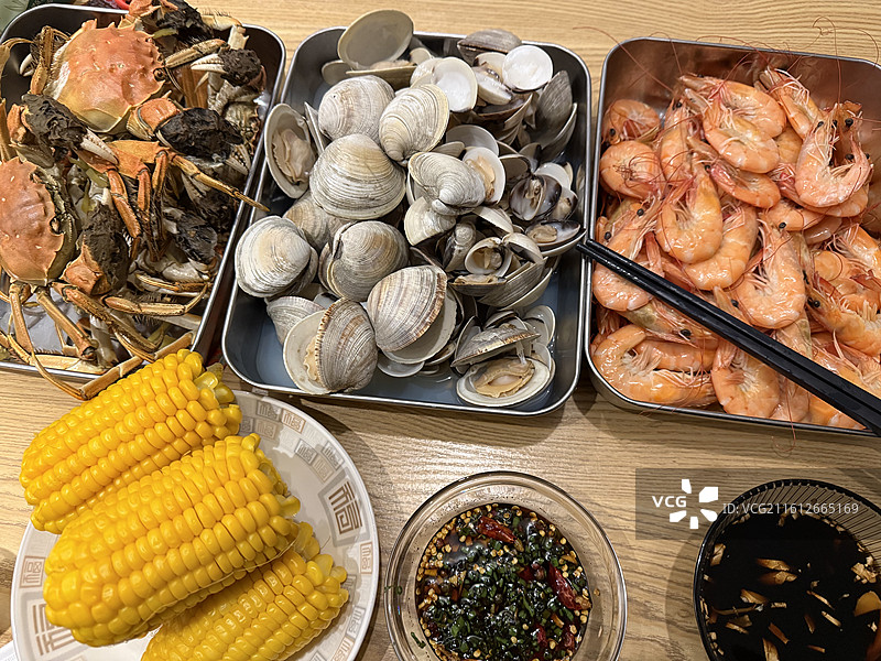 一桌海鲜玉米大餐图片素材