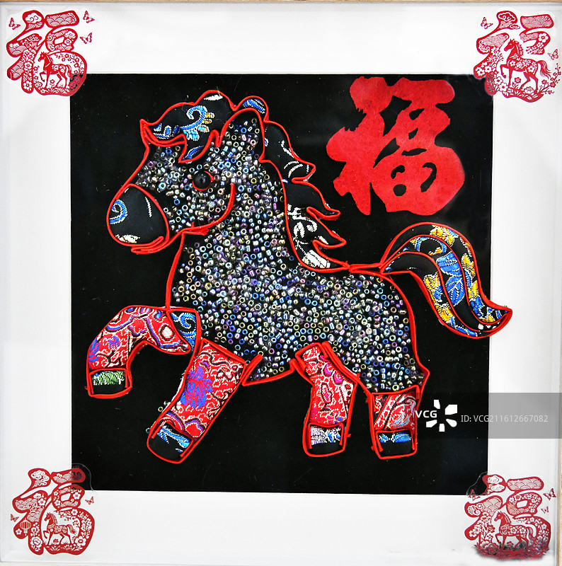 民俗风彩珠装饰马与福字图片素材
