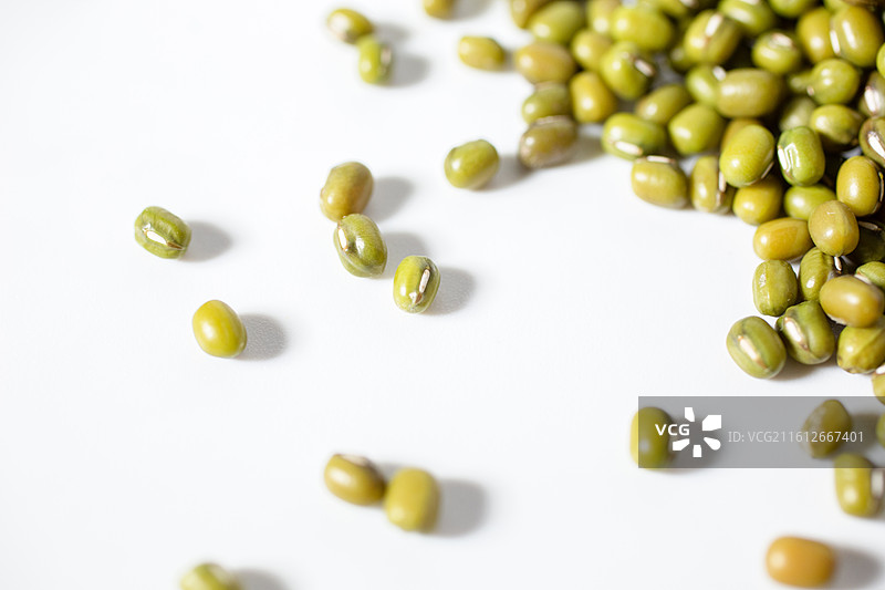 白色背景下的绿豆特写镜头图片素材