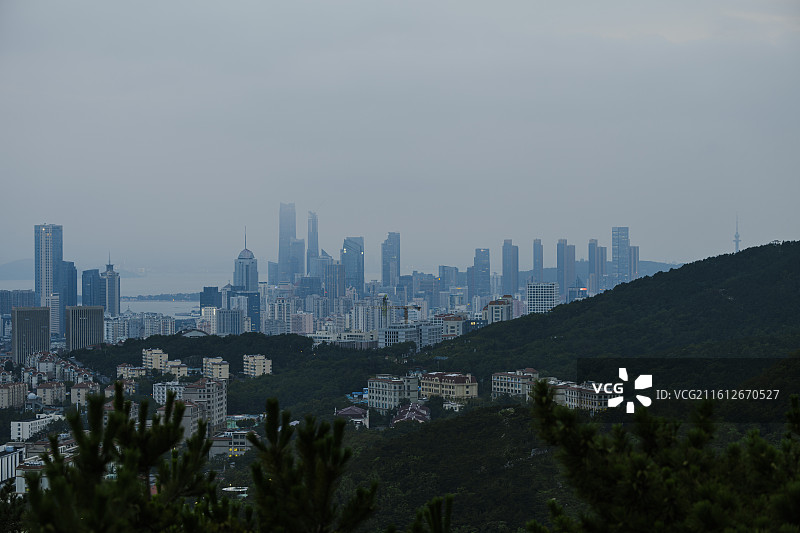 青岛浮山远眺城市天际线-山海城市层次-留白构图-新媒体视觉图片素材