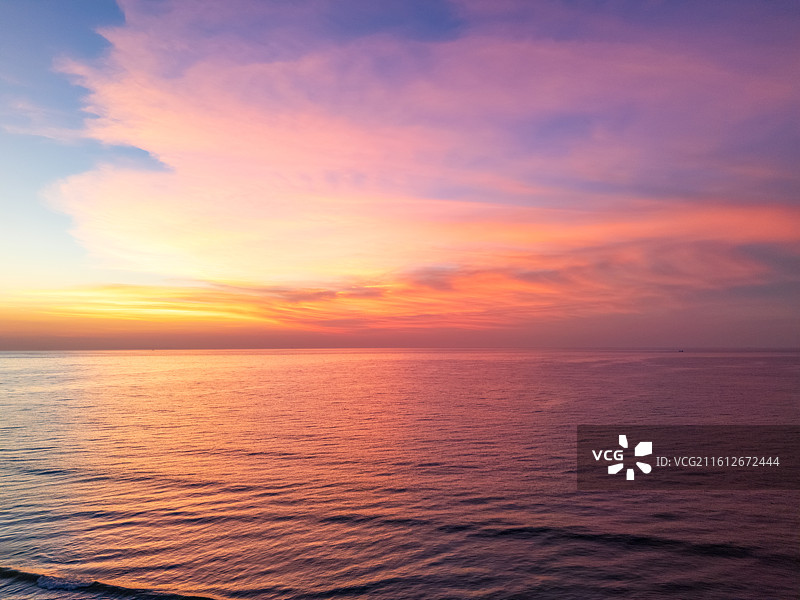 广东惠州惠东县情人堤驿站海岸线日出时刻海天一线分隔图片素材