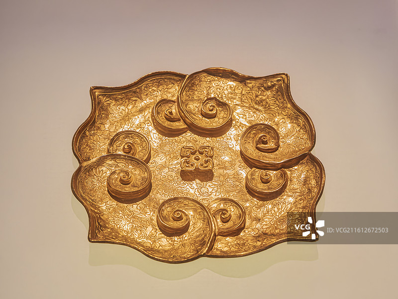 南京博物院藏元朝如意云纹金盘图片素材