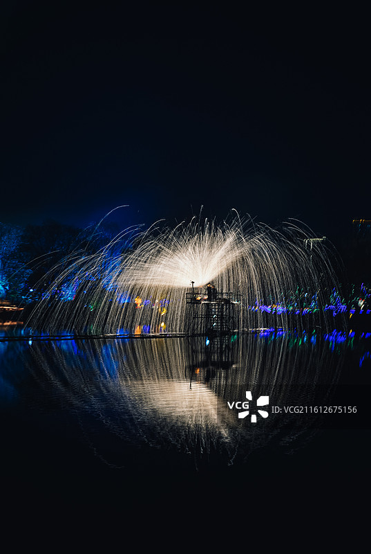 黄州遗爱湖公园灯节、打铁花表演图片素材