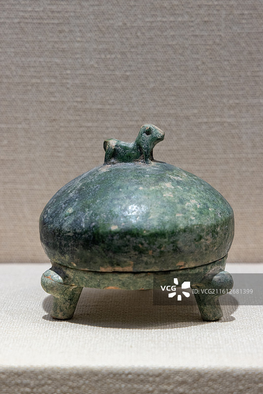 甘肃张掖博物馆 汉 羊纽盖绿釉陶砚 1986年张掖黑水国二号墓出土图片素材