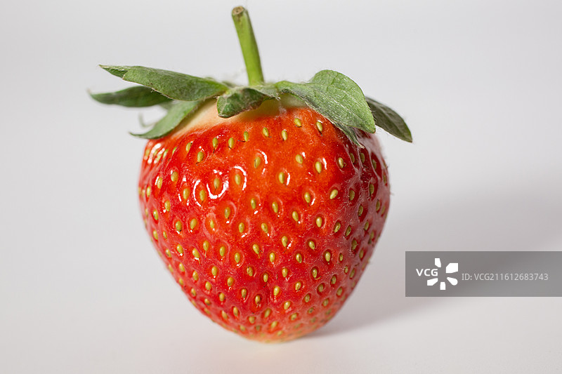 白色背景上的草莓特写镜头图片素材